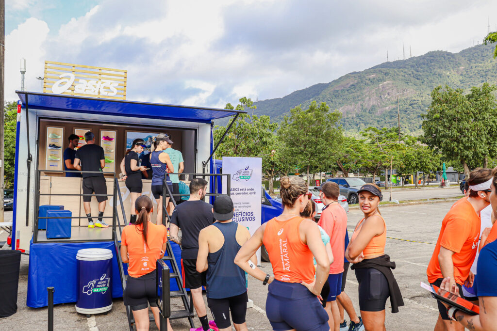A ASICS House, um verdadeiro paraíso para corredores, completa dois anos de sucesso no Parque Bruno Covas, em São Paulo. Inaugurada em outubro de 2022, a iniciativa da marca japonesa já atendeu mais de 20 mil pessoas, oferecendo uma gama completa de serviços como treinos, experimentação de tênis, guarda-volumes e massagem.