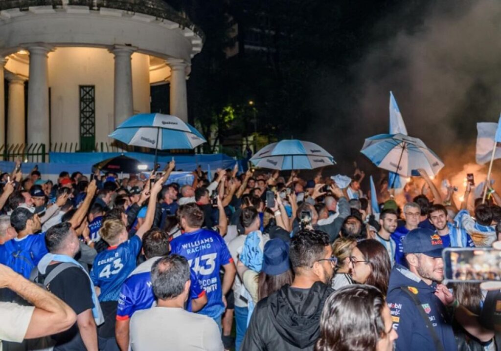 A Agência VUFT, em parceria com sua nova cliente MOMABev, responsável pela distribuição da cerveja Quilmes no Brasil, entregou uma experiência única para os fãs do piloto argentino Franco Colapinto durante a etapa brasileira da Fórmula 1. A agência, conhecida por suas produções criativas e impactantes, foi responsável por organizar uma celebração memorável em homenagem ao piloto.