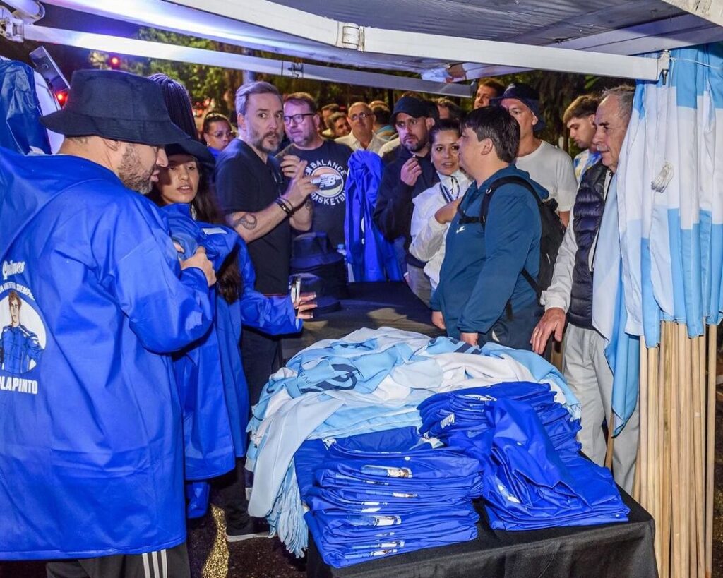 A Agência VUFT, em parceria com sua nova cliente MOMABev, responsável pela distribuição da cerveja Quilmes no Brasil, entregou uma experiência única para os fãs do piloto argentino Franco Colapinto durante a etapa brasileira da Fórmula 1. A agência, conhecida por suas produções criativas e impactantes, foi responsável por organizar uma celebração memorável em homenagem ao piloto.