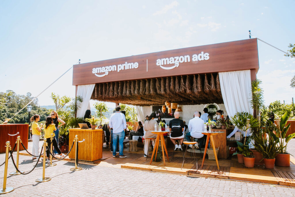 A Amazon Ads, em parceria com a Agência Cuco, está promovendo uma série de roadshows exclusivos para apresentar o novo produto Prime Video Ads às principais agências do mercado brasileiro. Com um formato inovador e experiências imersivas, os eventos têm como objetivo conectar agências e marcas, mostrando as oportunidades de publicidade na plataforma de streaming.