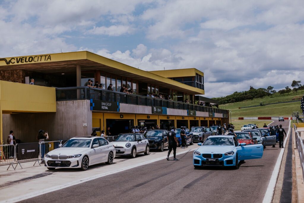 Em um feito inédito no Brasil, o BMW Group realizou, entre os dias 13 e 16 de novembro, o BMW Group Festival, no Autódromo Velocitta, localizado em Mogi Guaçu, a 180km da capital paulista, reunindo as marcas BMW, MINI e BMW Motorrad. O evento, que contou com a participação de cerca de 1.000 convidados, incluindo jornalistas, influenciadores, funcionários, concessionários e clientes de diversas partes do mundo, celebrou a paixão por carros e motos de alta performance, e foi organizado em una parcerias entre a Netza Martech Agency e a TSO Brasil.