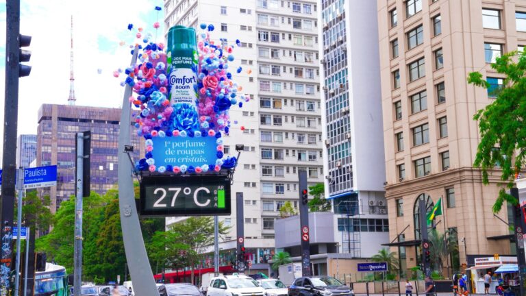 Comfort Boom faz explosão de perfume com ação sensorial OOH em SP