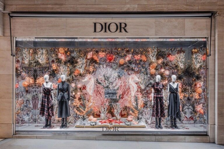 Dior transforma boutiques em obras de arte e encanta o mundo com decoração natalina