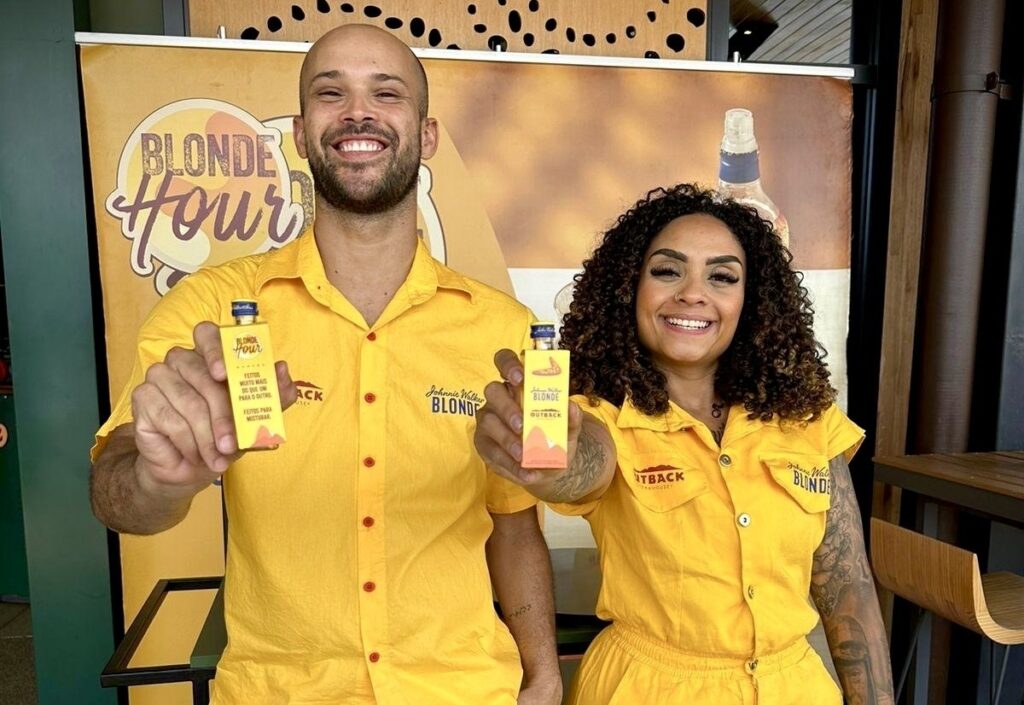 A Johnnie Walker, em parceria com o Outback Steakhouse e com a Score, apresenta uma nova experiência de degustação para os clientes da unidade Casinha, localizada na Barra da Tijuca, no Rio de Janeiro. A partir de agora, os sábados e domingos ganharam um toque especial com o “Blonde Hour”, das 13h às 15h, um momento dedicado à degustação do drink exclusivo “Blonde Honey”, elaborado com o whisky Johnnie Walker Blonde.