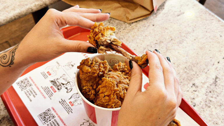 KFC resgata tradição brasileira e surpreende com ossinhos premiados