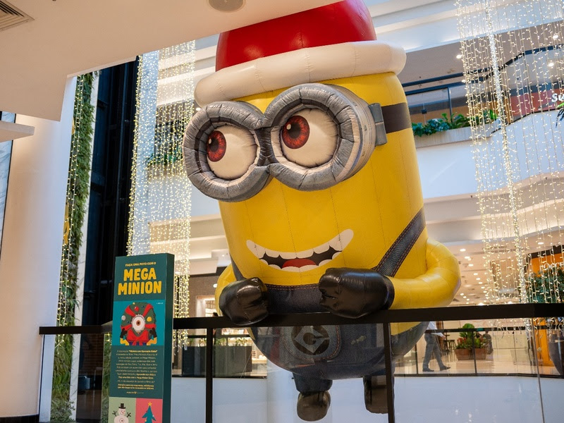 O clima de Natal chegou ao Plaza Sul Shopping com uma dose extra de diversão! Os adoráveis Minions desembarcaram no centro de compras com uma decoração exclusiva e inédita, que promete encantar visitantes de todas as idades.
