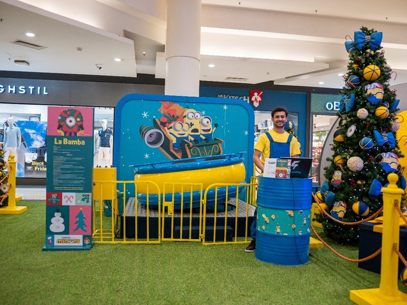 O clima de Natal chegou ao Plaza Sul Shopping com uma dose extra de diversão! Os adoráveis Minions desembarcaram no centro de compras com uma decoração exclusiva e inédita, que promete encantar visitantes de todas as idades.