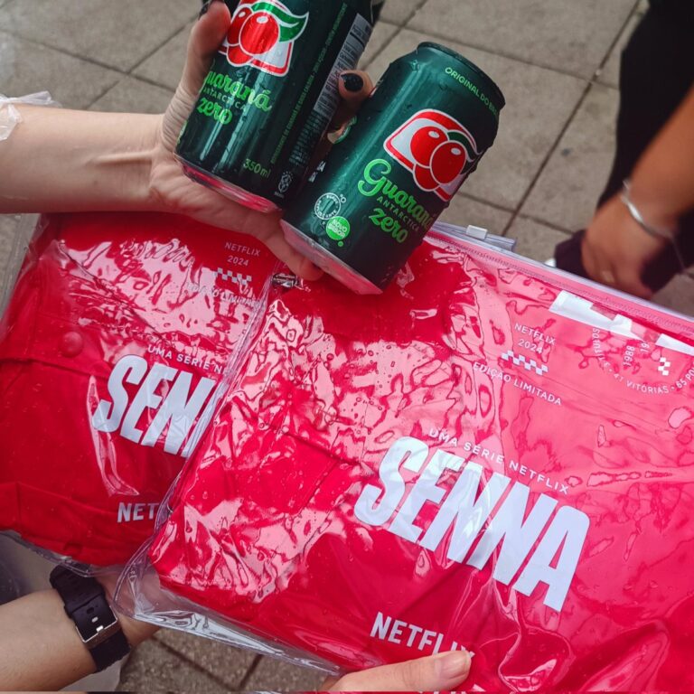 Netflix divulga série de Senna com distribuição de capas de chuva personalizadas na Paulista