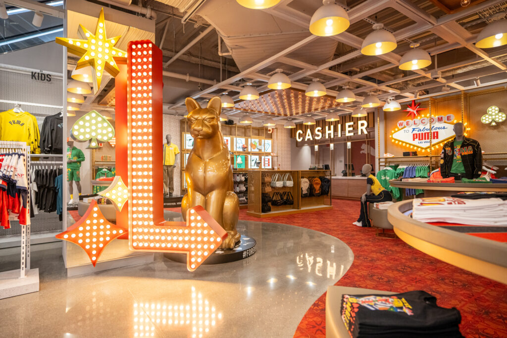 A PUMA acaba de inaugurar sua segunda loja matriz na América do Norte, desta vez na cidade de Las Vegas, nos EUA. Com um espaço de 2.322 metros quadrados distribuídos em três andares, a nova unidade, localizada no BLVD Las Vegas, promete uma experiência de compra única e imersiva.