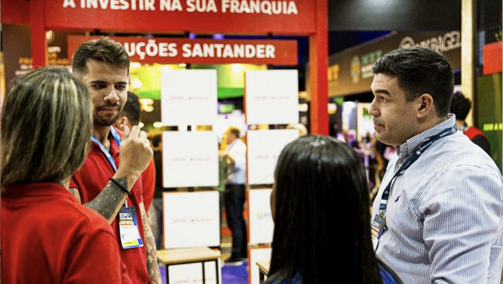 A agência R8 Live mais uma vez demonstrou sua expertise em criar experiências únicas e impactantes, desta vez desenvolvendo um projeto inovador e sustentável para o Santander e Getnet na Expo Franchising ABF Rio, realizada de 7 a 9 de novembro, no Riocentro.