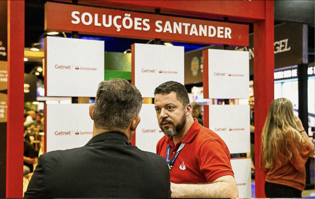 A agência R8 Live mais uma vez demonstrou sua expertise em criar experiências únicas e impactantes, desta vez desenvolvendo um projeto inovador e sustentável para o Santander e Getnet na Expo Franchising ABF Rio, realizada de 7 a 9 de novembro, no Riocentro.