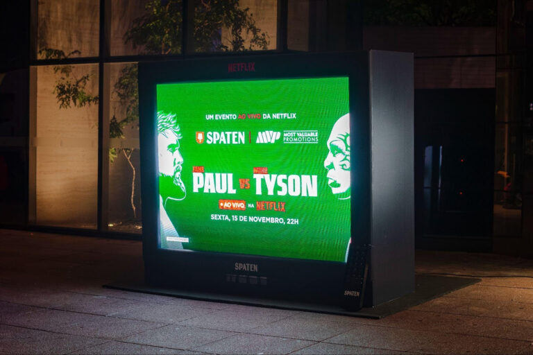 Spaten coloca TV retrô gigante na Paulista e convida para uma experiência única de boxe