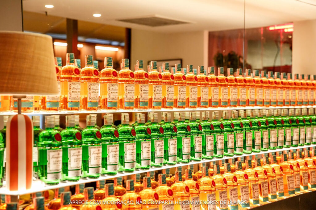 O Tanqueray Bossa Nova Bar se consolida como um dos grandes destaques da CASACOR Rio 2024. Além de uma carta de drinks exclusiva inspirada na bossa nova, o espaço da Tanqueray tem proporcionado aos visitantes experiências musicais únicas, com um calendário cultural que celebra a rica cena musical brasileira.