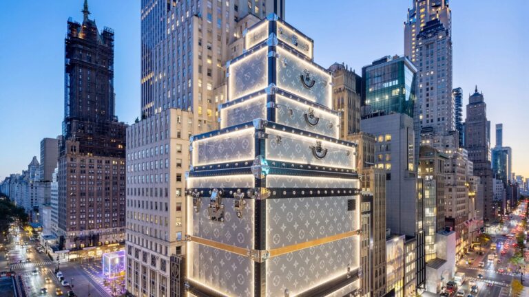 Louis Vuitton cobre flasgship store de Nova York com baús gigantes empilhados