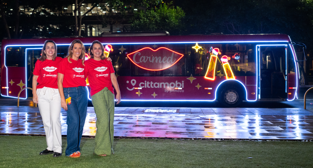 Além da cabine de fotos exclusiva, Nos dias 06, 07, 08, 13, 14, 15, 20, 21 e 22 de dezembro, as ruas de São Paulo recebem o Ônibus de Natal Carmed, um veículo decorado com luzes e elementos natalinos, perfeito para cliques instagramáveis. A ação é uma parceria com o Cittamobi – maior aplicativo brasileiro de transporte coletivo - que entrega os horários do transporte em tempo real. Para agendar o passeio, os participantes devem se cadastrar pelo site Sympla.