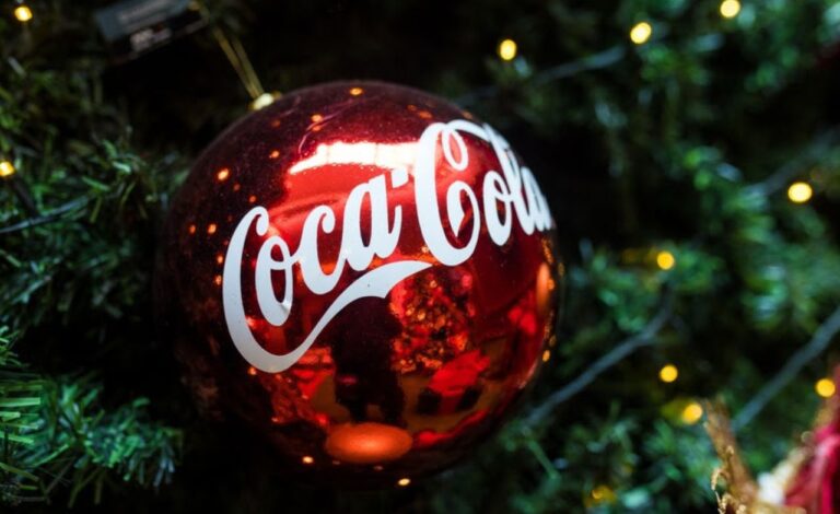 Mooca Plaza Shopping e Coca-Cola FEMSA iluminam o Natal com árvore decorada com mais de 16 mil luzes