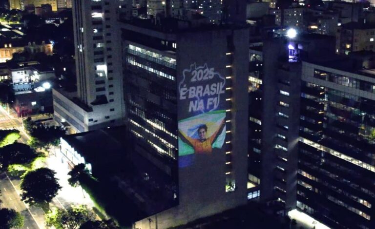 Porto celebra título de Gabriel Bortoleto na F2 com projeção em prédio no centro de São Paulo