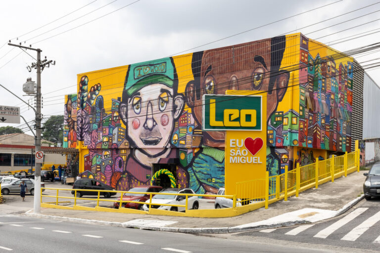 Leo Madeiras transforma lojas com obras de arte urbana para valorizar bairros de SP