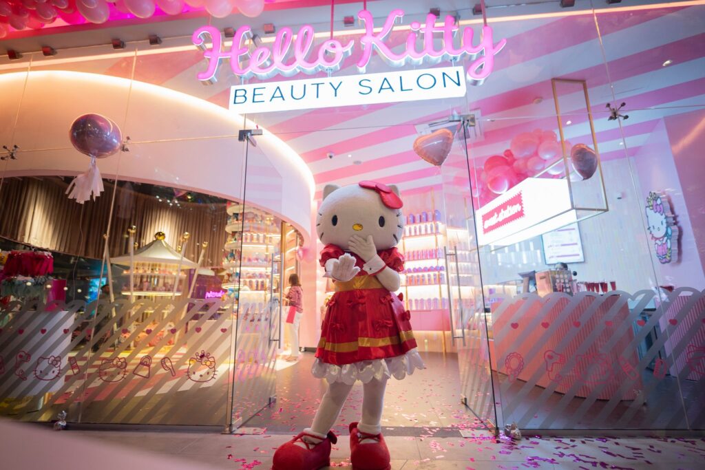 A Sanrio, em parceria com a Timeless Brands, tem o prazer de anunciar a grande inauguração do Hello Kitty Beauty Salon, um espaço dedicado a proporcionar experiências de beleza únicas e inesquecíveis. Localizado na prestigiada Plaza Áuriga, em San Pedro Garza García, no estado de Nuevo León, o salão já está recebendo clientes com os braços abertos.