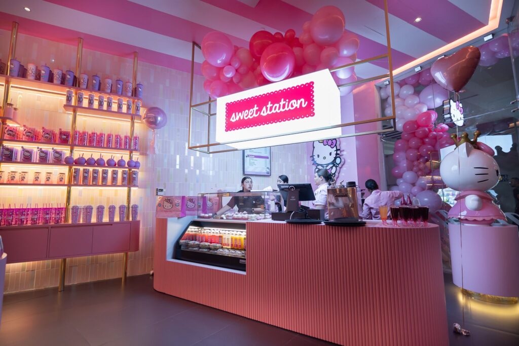 A Sanrio, em parceria com a Timeless Brands, tem o prazer de anunciar a grande inauguração do Hello Kitty Beauty Salon, um espaço dedicado a proporcionar experiências de beleza únicas e inesquecíveis. Localizado na prestigiada Plaza Áuriga, em San Pedro Garza García, no estado de Nuevo León, o salão já está recebendo clientes com os braços abertos.