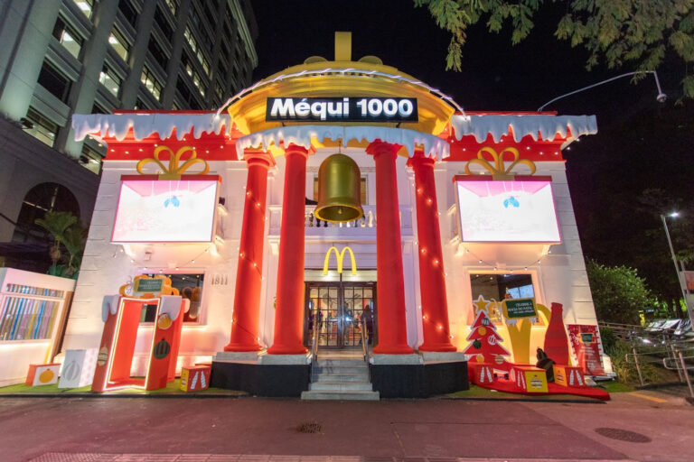 McDonald’s e Coca-Cola celebram magia no Natal com decoração especial e máquina de neve