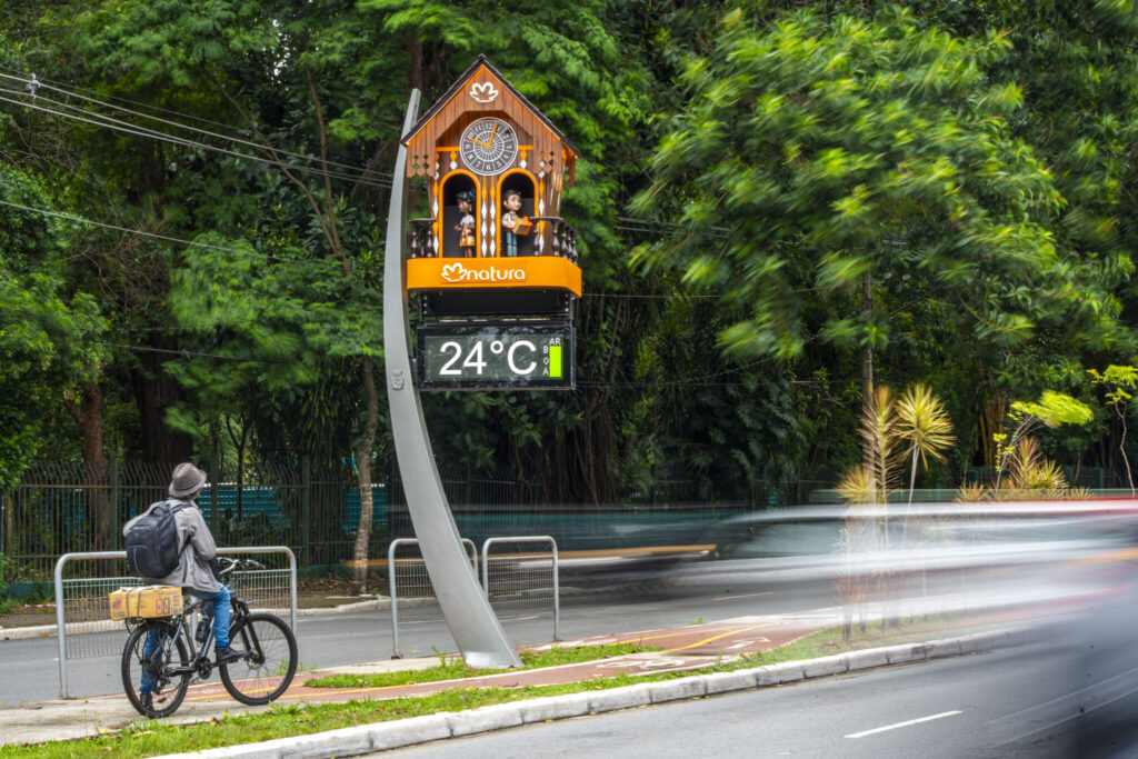 Em uma ação que promete marcar o Natal deste ano, a Natura, em parceria com a JCDecaux Brasil e a agência Africa, lançou uma campanha publicitária que transforma um simples presente em um poderoso símbolo de amor e propósito. A ativação, que acontece em um cenário inusitado – um relógio cuco gigante instalado em uma das principais avenidas de São Paulo –, mostra um casal de bonecos que, em meio a uma interação familiar, transforma uma caixa comum em um objeto carregado de significado e compromisso social.