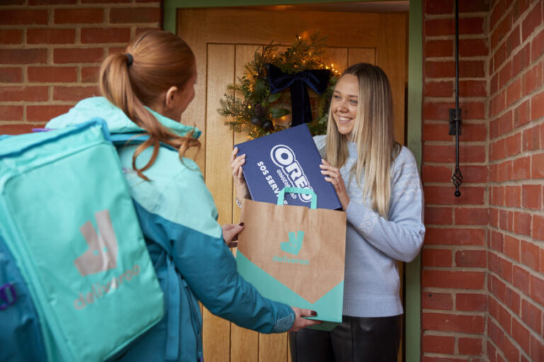 Oreo e Deliveroo criam serviço de entrega de emergência em Londres com biscoitos de Natal