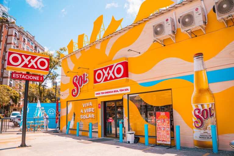 OXXO e Cerveja Sol inauguram nova loja emblemática em Santos