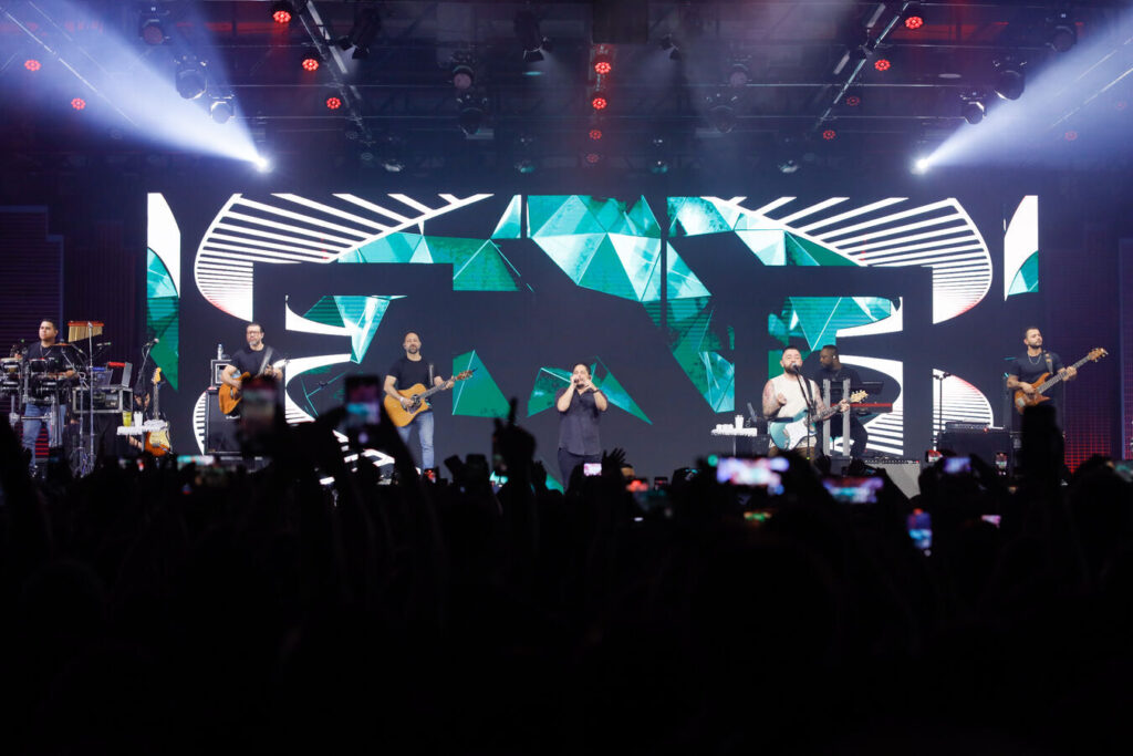 A Porto realizou, em 13 de dezembro, uma festa de final de ano memorável, reunindo mais de 10 mil colaboradores em um evento grandioso no Expo Center Norte, em São Paulo. Sob o tema “Quando a Magia Acontece”, a celebração homenageou todos os profissionais que fazem a magia acontecer no dia a dia da empresa, desde os executivos até os prestadores de serviços.