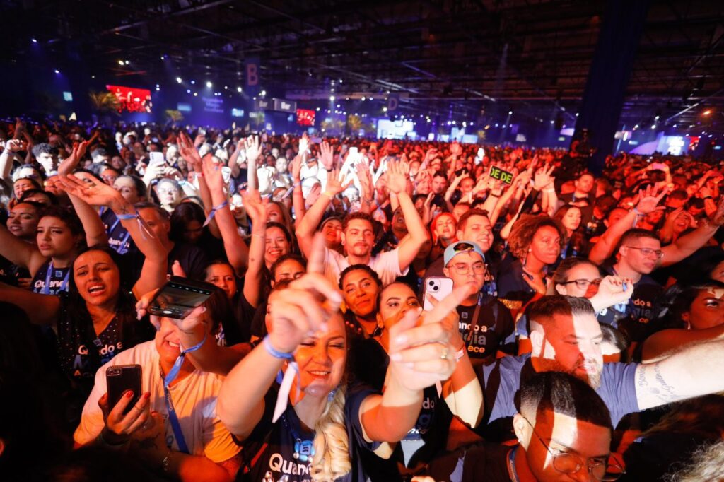 A Porto realizou, em 13 de dezembro, uma festa de final de ano memorável, reunindo mais de 10 mil colaboradores em um evento grandioso no Expo Center Norte, em São Paulo. Sob o tema “Quando a Magia Acontece”, a celebração homenageou todos os profissionais que fazem a magia acontecer no dia a dia da empresa, desde os executivos até os prestadores de serviços.