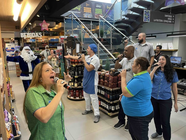 Prezunic encanta clientes com coral natalino surpresa