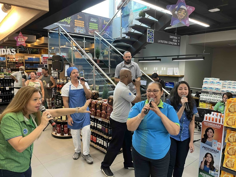 A magia do Natal invadiu os supermercados Prezunic, no Rio de Janeiro, de forma inusitada neste ano. Em um gesto que surpreendeu e emocionou os clientes, colaboradores da rede se transformaram em verdadeiros artistas, dando vida a um coral natalino que tem como palco os corredores das lojas.