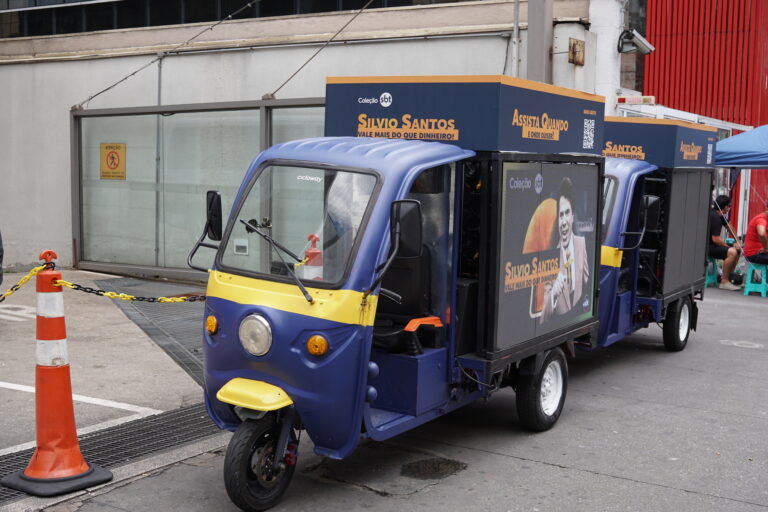 +SBT invade SP com Tuk-Tuks para celebrar Silvio Santos e truck interativo com tema de Chiquititas