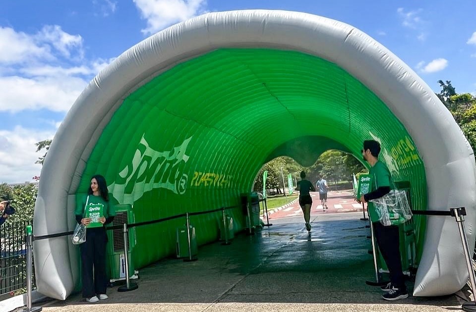 A ativação, que acontece entre os dias 10 e 16 de dezembro, das 9h às 17h, oferece aos visitantes a chance de vivenciar a sensação refrescante da Sprite de uma forma totalmente imersiva. Além de se refrescar no túnel climatizado, os participantes podem ganhar uma amostra da bebida, basta realizar um breve cadastro com os promotores no local.