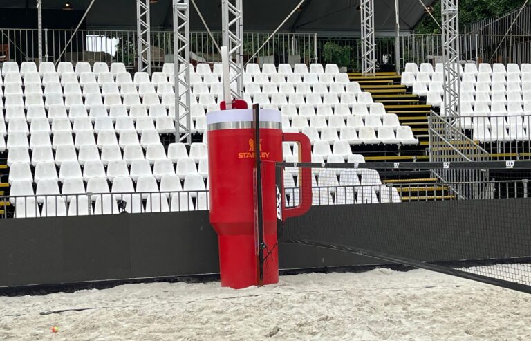 Stanley inova Copa do Mundo de Beach Tennis com árbitro dentro de copo Quencher gigante