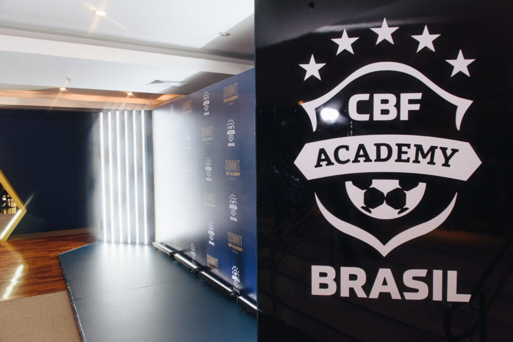 A CBF Academy, unidade educacional da Confederação Brasileira de Futebol, realizou com grande sucesso a primeira edição do Summit CBF Academy no dia 26 de novembro. O evento, que aconteceu no hotel Tivoli Mofarrej, em São Paulo, reuniu cerca de 1.200 profissionais do futebol, gestores e personalidades do esporte, para debater os principais desafios e oportunidades do futebol brasileiro.