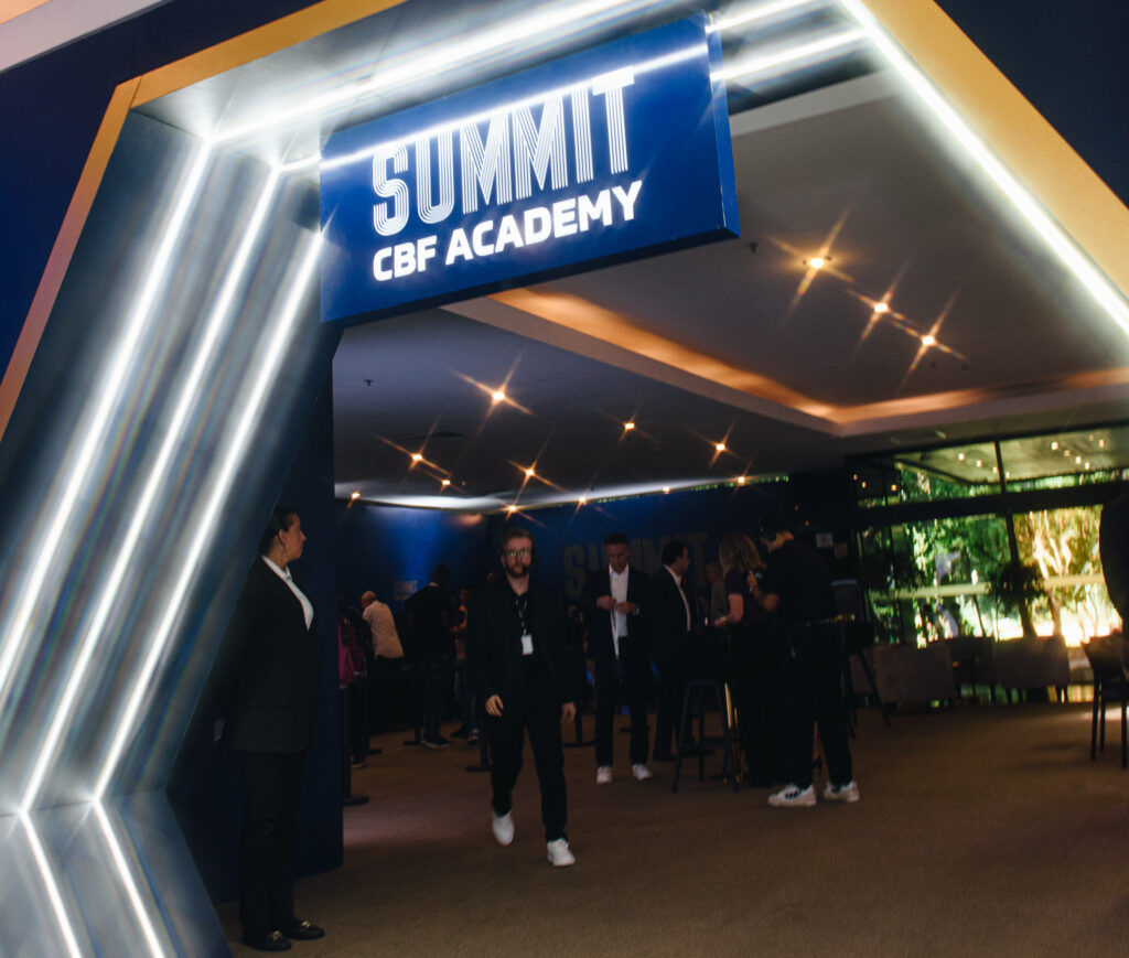 A CBF Academy, unidade educacional da Confederação Brasileira de Futebol, realizou com grande sucesso a primeira edição do Summit CBF Academy no dia 26 de novembro. O evento, que aconteceu no hotel Tivoli Mofarrej, em São Paulo, reuniu cerca de 1.200 profissionais do futebol, gestores e personalidades do esporte, para debater os principais desafios e oportunidades do futebol brasileiro.