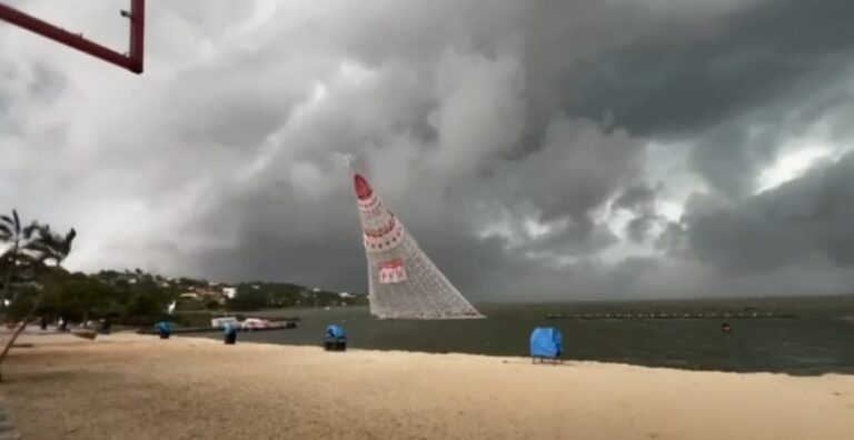 Árvore de Natal flutuante desaba em Maricá, resultando em uma morte e dois feridos