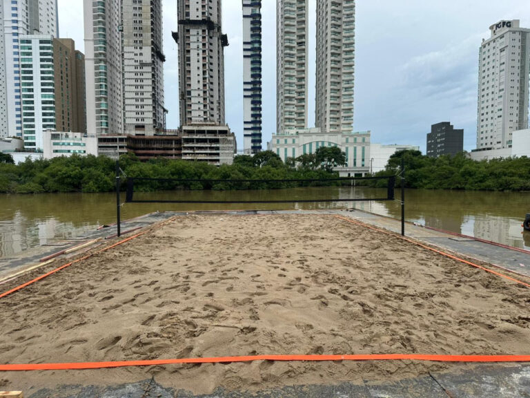 Balneário Camboriú recebe quadra flutuante de beach tennis