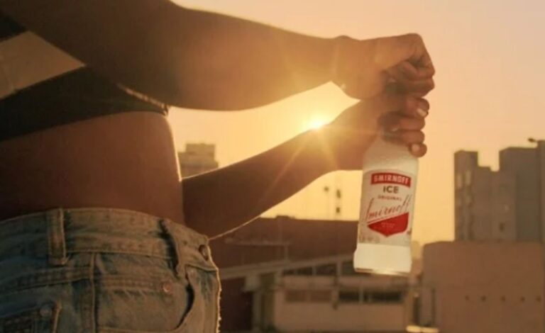 Smirnoff Ice anima a orla carioca com promoções e brindes imperdíveis