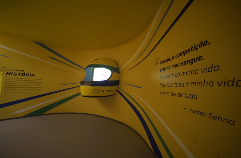 Exposição “Eu, Ayrton Senna da Silva – 30 Anos” celebra legado do piloto na Zona Norte de SP