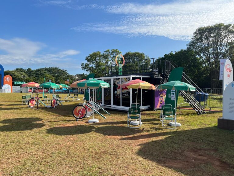 Neston faz público preparar a própria vitamina pedalando em espaço na Arena de Verão Mix