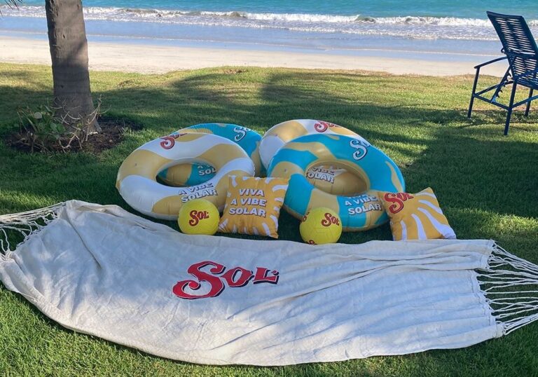 Onzex e Cerveja Sol criam itens personalizados para o verão na praia