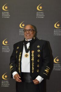 O empresário Antonio Izidoro Filho toma posse hoje ( 17/2/205) na Academia Brasileira de Eventos e Turismo em evento que na Academia Paulista de Letras, a partir das 18h, reunindo importantes personalidades da indústria de eventos e turismo.
Toninho Izidoro vai suceder João de Simoni, o maior nome da historia da promoção comercial no Brasil, considerado “o pai do marketing promocional”  na Cadeira 04, que tem como patrono Abelardo Figueiredo.