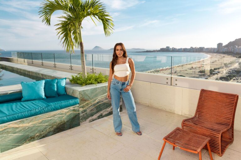 Airbnb e Anitta oferecem hospedagem em cobertura de luxo e churrasco na casa da cantora