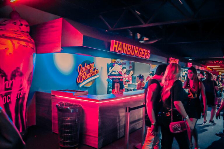 Johnny Rockets e Boulangerie Carioca levam sabores icônicos ao Camarote Bar Brahma