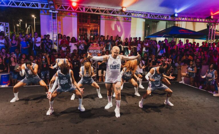 Red Bull Rochedo transforma Praça do Carmo em baile de brega funk durante o Carnaval de Olinda