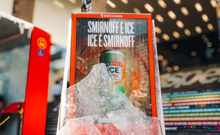 Smirnoff Ice revela novos sabores em ação congelante na Av. Paulista