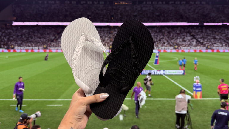 Havaianas defende liberdade de usar chinelos com ativações no jogo do Corinthians