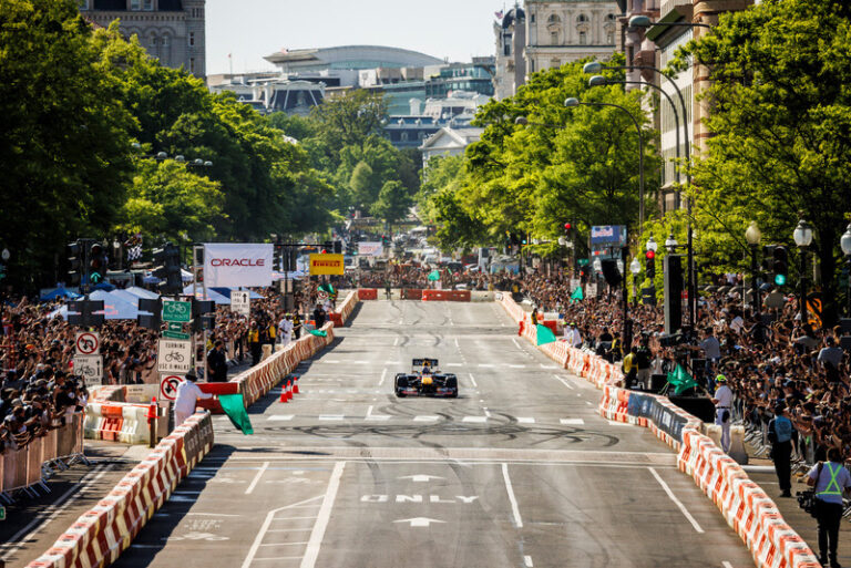 Shopping Mueller recebe carro de Fórmula 1 e simulador em ativação do Red Bull Showrun